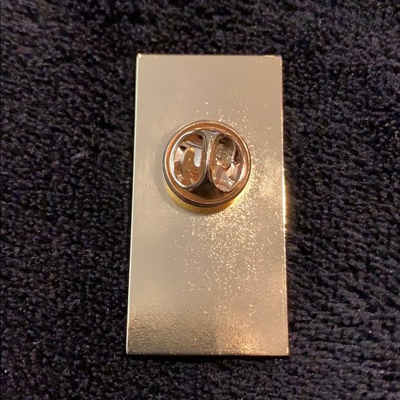 Authentic Nike Worldwide Collection Pin - Picture 2 of 2